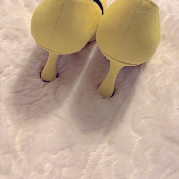 Gabrielle Union size 9 yellow suede heel pump - Picture 3 of 3